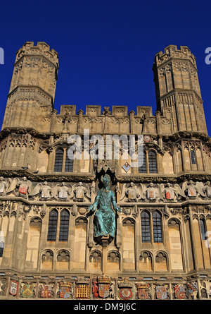 Die Christus-Kirche-Tor am Süd-Westeingang zur Kathedrale von Canterbury mit der Bronze-Statue von Jesus Christus & Wappen Stockfoto