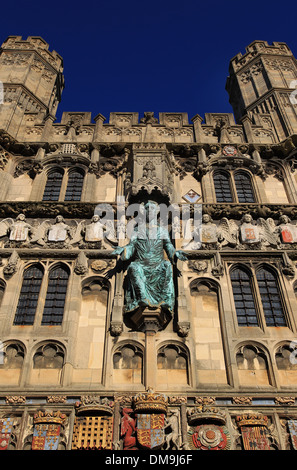 Die Christus-Kirche-Tor am Süd-Westeingang zur Kathedrale von Canterbury mit der Bronze-Statue von Jesus Christus & Wappen Stockfoto