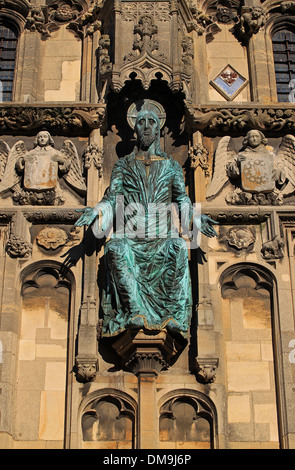 Die Bronze-Statue von Jesus Christus auf die Christus-Kirche-Tor am Süd-West-Eingang zur Kathedrale von Canterbury Stockfoto