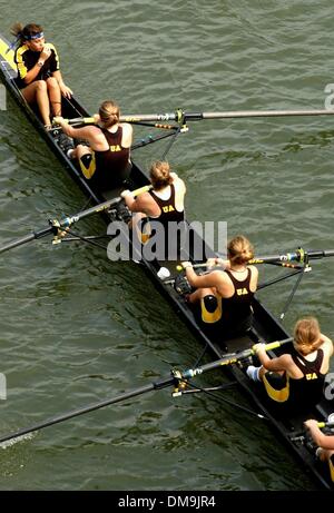 Sep 24, 2005 - Newport, Kentucky, USA - College und High School Teams aus fünf Staaten Partisipated Rudern, in der 12. jährliche "Haupt der The lecken Regatta" Crew Regatten, Samstag, am Fluss lecken. Hier die Columbus, Ohio Upper Arlington Highschool team Zeilen unter der Newport-Covington vierte Straße zu überbrücken.    (Kredit-Bild: © Ken Stewart/ZUMA Press) Stockfoto