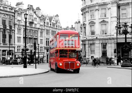 Ein Londoner Routemaster Bus am Kreisverkehr auf dem Trafalgar Square Stockfoto