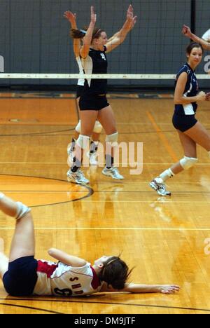 29. Oktober 2005 - Highland Heights, Kentucky, USA - Mädchen Volleyball, Kentucky State High School Championship: Den Turniersieg in zwei spielen, feiern Annahme Spieler ihre endgültige töten, wie St. Henry's JESSICA ISAAC (im Vordergrund) auf den Boden fällt, nach der Rückkehr fehlt.  (Kredit-Bild: © Ken Stewart/ZUMA Press) Stockfoto