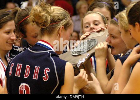 29. Oktober 2005 - Highland Heights, Kentucky, USA - Mädchen Volleyball, Kentucky State High School Championship: St.-Heinrichs-Team-Mitglieder von zubeißen traditionelle der Trophée Vizemeister Zustand nach einem Sturz auf Annahme in zwei spielen in NKUs Regenten Hall. (Kredit-Bild: © Ken Stewart/ZUMA Press) Stockfoto