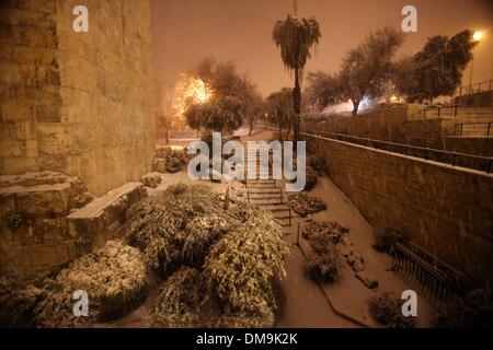 Jerusalem, Jerusalem, Palästina. 12. Dezember 2013. Während eines Schneesturms in der Jerusalemer Altstadt am 12. Dezember 2013 gesehen die Bäume mit Schnee bedeckt. Jerusalem ist bedeckt mit Schnee Donnerstag, der schwersten Schneesturm trifft der City seit 1953 als Meteorologen genannt Credit: Saeed Qaq/APA Images/ZUMAPRESS.com/Alamy Live News Stockfoto