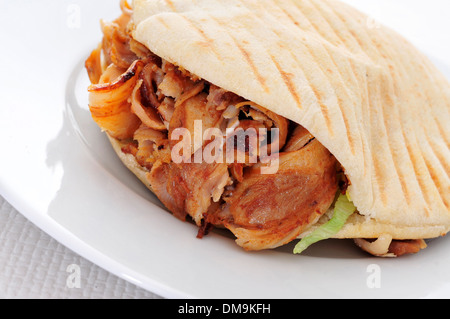 Döner in einer Platte auf einem gedeckten Tisch Stockfoto