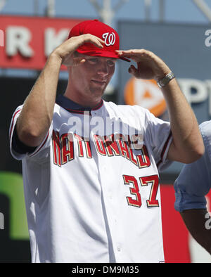 21. August 2009 - Washington, District Of Columbia, USA - Washington Nationals Nummer eins Draft-pick STEPHEN STRASBURG trägt seine neue Uniform während einer Pressekonferenz am Nationals Park. Strasburg war oben insgesamt pick im Draft Major League Baseball 2009 Erstsemester-Spieler. (Kredit-Bild: © Richard Clement/ZUMA Press) Stockfoto