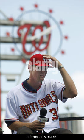 21. August 2009 - Washington, District Of Columbia, USA - Washington Nationals Nummer eins Draft-pick STEPHEN STRASBURG trägt seine neue Uniform während einer Pressekonferenz am Nationals Park. Strasburg war oben insgesamt pick im Draft Major League Baseball 2009 Erstsemester-Spieler. (Kredit-Bild: © Richard Clement/ZUMA Press) Stockfoto