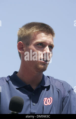 21. August 2009 ist Nationals Park - Washington, District Of Columbia, USA - Washington Nationals Nummer eins Draft-pick STEPHEN STRASBURG vorgestellt. Strasburg war oben insgesamt pick im Draft Major League Baseball 2009 Erstsemester-Spieler. (Kredit-Bild: © Richard Clement/ZUMA Press) Stockfoto