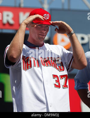 21. August 2009 - Washington, District Of Columbia, USA - Washington Nationals Nummer eins Draft-pick STEPHEN STRASBURG trägt seine neue Uniform während einer Pressekonferenz am Nationals Park. Strasburg war oben insgesamt pick im Draft Major League Baseball 2009 Erstsemester-Spieler. (Kredit-Bild: © Richard Clement/ZUMA Press) Stockfoto