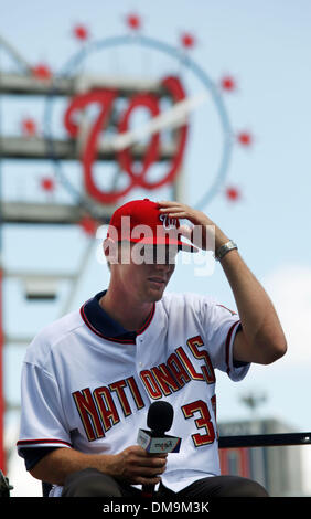 21. August 2009 - Washington, District Of Columbia, USA - Washington Nationals Nummer eins Draft-pick STEPHEN STRASBURG trägt seine neue Uniform während einer Pressekonferenz am Nationals Park. Strasburg war oben insgesamt pick im Draft Major League Baseball 2009 Erstsemester-Spieler. (Kredit-Bild: © Richard Clement/ZUMA Press) Stockfoto