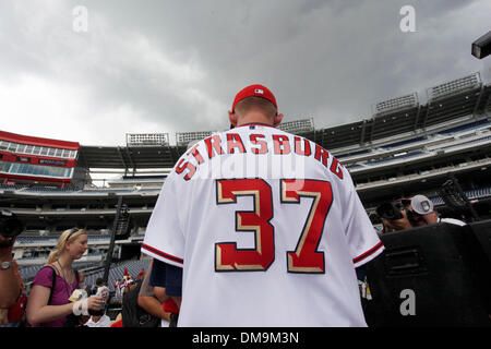 21. August 2009 - Washington, District Of Columbia, USA - Washington Nationals Nummer eins Draft-pick STEPHEN STRASBURG am Nationals Park interviewt. Strasburg war oben insgesamt pick im Draft Major League Baseball 2009 Erstsemester-Spieler. (Kredit-Bild: © Richard Clement/ZUMA Press) Stockfoto