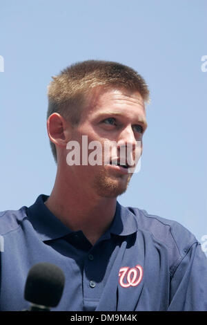 21. August 2009 ist Nationals Park - Washington, District Of Columbia, USA - Washington Nationals Nummer eins Draft-pick STEPHEN STRASBURG vorgestellt. Strasburg war oben insgesamt pick im Draft Major League Baseball 2009 Erstsemester-Spieler. (Kredit-Bild: © Richard Clement/ZUMA Press) Stockfoto