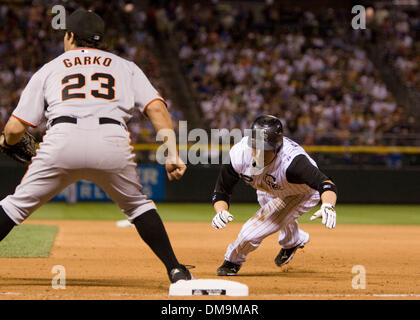 22. August 2009 - erhält Denver, Colorado, USA - MLB Baseball - Colorado Rockies Second Baseman CLINT BARMES zurück zu vor der San Francisco Giants erster Basisspieler RYAN GARKO Tauchgänge den Wurf.  Die Rockies schlagen die Riesen 14-11 im Coors Field. (Kredit-Bild: © Don Senia Murray/ZUMA Press) Stockfoto