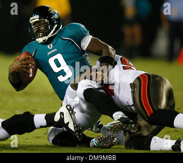 OT 309420 SHAD BUCS 12 (22.08.2009 Jacksonville) Tampa Bay Buccaneers Kyle Moore Säcke Jacksonville Jaguars quarterback David Garrardat Toawrd am Ende des ersten Halbjahres im Jacksonville Municipal Stadium in Jacksonville Samstagabend (Credit-Bild: © St. Petersburg Times / ZUMA Press) Stockfoto