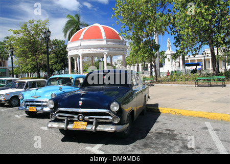 1952 Ford Mainline (1953 Chevy hinter), Parque José Martí, Cienfuegos, Provinz Cienfuegos, Kuba, Karibik, Mittelamerika Stockfoto