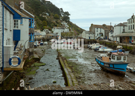 Angelboote/Fischerboote vertäut im Hafen von Polperro bei Ebbe, Südwest-England, Cornwall, Vereinigtes Königreich, Großbritannien. Stockfoto