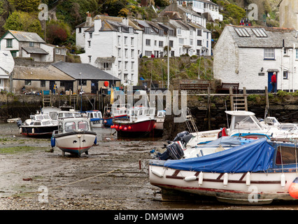 Angelboote/Fischerboote vertäut im Hafen von Polperro bei Ebbe, Südwest-England, Cornwall, Vereinigtes Königreich, Großbritannien. Stockfoto