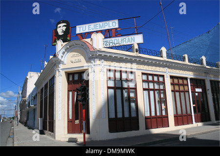 Auf dem Dach Slogan auf Avenida 56, Parque José Martí, Cienfuegos, Cienfuegos Provinz, Kuba, Karibik, Mittelamerika Stockfoto