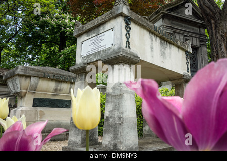 GRÄBER DER GRÄBER FÜR DEN DRAMATIKER UND SCHAUSPIELER JEAN-BAPTISTE POQUELIN, GENANNT MOLIERE UND DIE SCHRIFTSTELLER JEAN DE LA FONTAINE, FRIEDHOF PÈRE-LACHAISE, PARIS 20. ARRONDISSEMENT, FRANKREICH Stockfoto