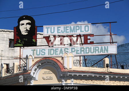 Auf dem Dach Slogan auf Avenida 56, Parque José Martí, Cienfuegos, Cienfuegos Provinz, Kuba, Karibik, Mittelamerika Stockfoto