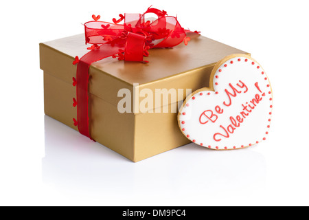 Geschenkbox mit Cookie in Form des Herzens (Be my Valentine) auf weißem Hintergrund. Zusammensetzung für den Valentinstag Stockfoto