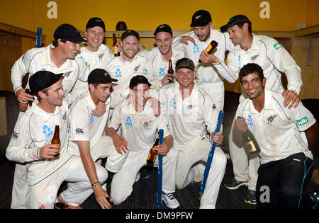 Wellington, Neuseeland. 13. Dezember 2013. Die Spieler feiern und posieren für ein Mannschaftsfoto in der Umkleidekabine am Tag3 der 2. Cricket Testspiel der Baureihe ANZ testen. New Zealand schwarzen Kappen V Westindische Inseln an der Becken-Reserve in Wellington. Bildnachweis: Aktion Plus Sport/Alamy Live-Nachrichten Stockfoto