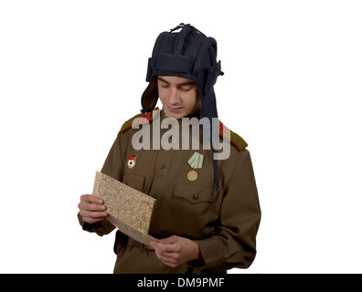 jungen sowjetischen Tanker Blick auf eine Karte. er habe einen Tanker-Helm Stockfoto