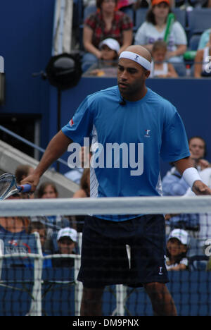 29. August 2009 - New York, New York, USA - JAMES BLAKE auf der 2009 Arthur Ashe Kids Day im Tenniscenter Billie Jean King. (Kredit-Bild: © Jeffrey Geller/ZUMA Press) Stockfoto