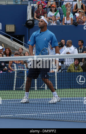 29. August 2009 - New York, New York, USA - JAMES BLAKE auf der 2009 Arthur Ashe Kids Day im Tenniscenter Billie Jean King. (Kredit-Bild: © Jeffrey Geller/ZUMA Press) Stockfoto