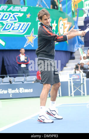 29. August 2009 - New York, New York, USA - ROGER FEDERER an der 2009 Kinder Arthur Ashe Tag im Tenniscenter Billie Jean King. (Kredit-Bild: © Jeffrey Geller/ZUMA Press) Stockfoto