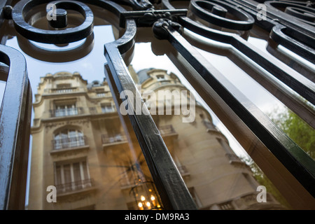 GEBÄUDE AM FUßE DES EIFFELTURMS, AVENUE DE SUFFREN, 7. ARRONDISSEMENT, PARIS, FRANKREICH Stockfoto