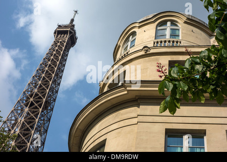 GEBÄUDE AM FUßE DES EIFFELTURMS, AVENUE CHARLES FLOQUET, 7. ARRONDISSEMENT, PARIS, FRANKREICH Stockfoto