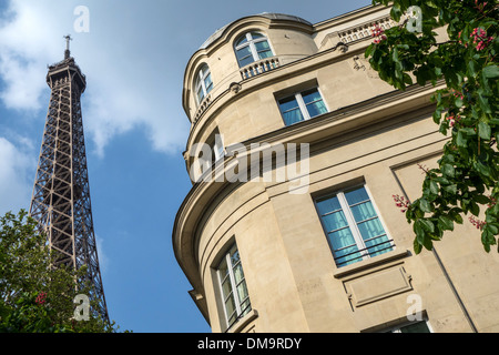 GEBÄUDE AM FUßE DES EIFFELTURMS, AVENUE CHARLES FLOQUET, 7. ARRONDISSEMENT, PARIS, FRANKREICH Stockfoto