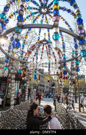 LIEBHABER AM AUSGANG DES PALAIS ROYAL-MUSÉE DU LOUVRE METRO-STATION, SKULPTUR VON JEAN-MICHEL OTHONIEL, PLACE COLETTE, PARIS, FRANKREICH Stockfoto