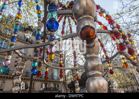 LIEBHABER AM AUSGANG DES PALAIS ROYAL-MUSÉE DU LOUVRE METRO-STATION, SKULPTUR VON JEAN-MICHEL OTHONIEL, PLACE COLETTE, PARIS, FRANKREICH Stockfoto