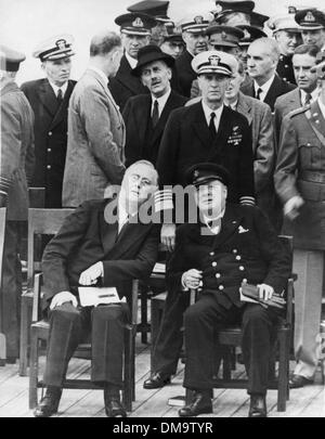 1. August 1941 war - Standort unbekannt - SIR WINSTON CHURCHILL (1874-1965), britischer Politiker und Staatsmann, Premierminister des Vereinigten Königreichs war. Bild: Churchill und Roosevelt an Bord des Schiffes, "Prince Of Wales." (Kredit-Bild: © KEYSTONE USA Bilder) Stockfoto