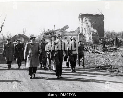 7. März 1945 war - Jülich, Deutschland - SIR WINSTON CHURCHILL (1874-1965), britischer Politiker und Staatsmann, Premierminister des Vereinigten Königreichs war. Bild: Churchill zu Fuß mit General WILLIAM SIMPSON nach den Ruinen von Jülich bei einem Besuch in Deutschland gezeigt wird. (Kredit-Bild: © KEYSTONE USA Bilder) Stockfoto