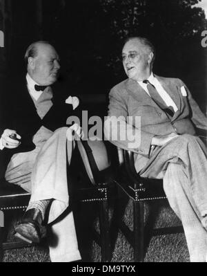 27. Juni 1943 sitzen - Washington D.C., USA - Präsident FRANKLIN D. ROOSEVELT und Premierminister SIR WINSTON CHURCHILL auf dem Gelände südlich des weißen Hauses vor die täglichen Treffen der Chef der Mitarbeiter. Bild: Roosevelt, Churchill erzählt, seine schönen Rosengarten. (Kredit-Bild: © KEYSTONE USA Bilder) Stockfoto