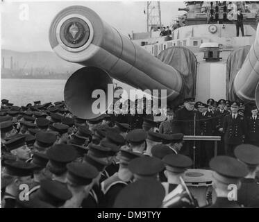 Sep 21, gibt 1943 - London, England, Vereinigtes Königreich - Premierminister SIR WINSTON CHURCHILL von einem Besuch in den Vereinigten Staaten auf der HMS Renown, ein Schlachtkreuzer 32.000 Tonnen zurück. Bild: Churchill adressieren das Schiff Unternehmen vor der Heimreise. (Kredit-Bild: © KEYSTONE USA Bilder) Stockfoto