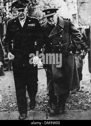 1. Juni 1944 - Normandie, Frankreich - war SIR WINSTON CHURCHILL (1874-1965), britischer Politiker und Staatsmann, Premierminister des Vereinigten Königreichs war. Im Bild: DWIGHT D. EISENHOWER mit Winston Churchill in der Normandie. (Kredit-Bild: © KEYSTONE USA Bilder)