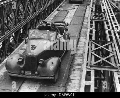 24. Juli 1944 - Caen, Frankreich - Premierminister SIR WINSTON CHURCHILL besucht Caen mit General BERNARD MONTGOMERY. Im Bild: Reiten über die Orne Fluß über die Winston-Brücke mit General MILES DEMPSEY. (Kredit-Bild: © KEYSTONE USA Bilder) Stockfoto