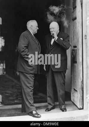 Sept. 7, 1964 - Westerham, Kent, U.K - SIR WINSTON CHURCHILL (1874-1965) war ein britischer Politiker und Staatsmann, Premierminister des Vereinigten Königreichs war. Bild: Churchill Bild: SIR WINSTON CHURCHILL plaudert mit Senator ALEXANDER WILEY inmitten Zigarren nach dem Mittagessen im Hause Churchills Chartwell. (Kredit-Bild: © KEYSTONE USA Bilder) Stockfoto