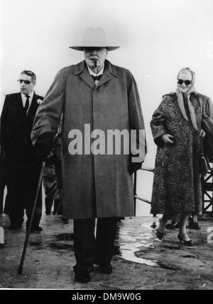 26. Februar 1959 - Kanarische Inseln, war Afrika - SIR WINSTON CHURCHILL (1874-1965), britischer Politiker und Staatsmann, Premierminister des Vereinigten Königreichs war. Bild: Churchill und seine Frau Lady CLEMENTINE CHURCHILL kommen auf den Kanarischen Inseln durch ARISTOTLE ONASSIS Schiff "Christina O." (Credit-Bild: © KEYSTONE-Bilder-USA) Stockfoto