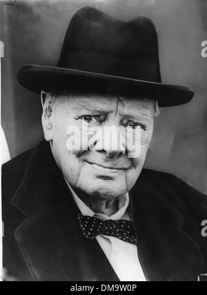 28. Juli 1964 - besucht London, England, Vereinigtes Königreich - Premierminister SIR WINSTON CHURCHILL Vater des House Of Commons das Haus ein letztes Mal nach 64 Jahren im Parlament. Er gilt als der größte Mann der Welt. Bild: In seinem Lieblings Fliege auf seinem Weg ins Parlament. (Kredit-Bild: © KEYSTONE USA Bilder) Stockfoto