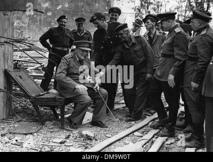 11. November 1965 war - Berlin, Deutschland - SIR WINSTON CHURCHILL (1874-1965), britischer Politiker und Staatsmann, Premierminister des Vereinigten Königreichs war. Bild: Churchill sitzt in Adolf Hitlers Stuhl außerhalb der Fuhrer Luftschutzbunker, der zerstört wurde. (Kredit-Bild: © KEYSTONE USA Bilder) Stockfoto