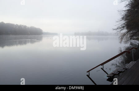 Motzen, Deutschland. 13. Dezember 2013. Der Nebel Slowley klärt über dem See in Motzen, Deutschland, 13. Dezember 2013. Berlin war Freitagmorgen in dichten Nebel gehüllt. Foto: BERND VON JUTRCZENKA/Dpa/Alamy Live-Nachrichten Stockfoto