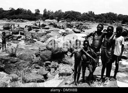 1. März 1993 - Bo, Sierra Leone - Kinder spielen um Fluss in Sierra Leone in der Nähe von Bo. (Bild Kredit: Theodore Liasi/ZUMAPRESS.com ©) Stockfoto