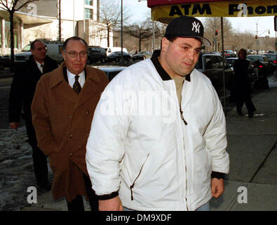 1. Februar 2000 - Queens, New York, USA - 020100 Queens neue York Carmine Agnello, Schwiegersohn des inhaftierten Gangsterbosses John Gotti, Ehemann von Autor Victoria Gotti und angeblichen Capo der Gambino-Familie, verlässt Supreme Court in Kew Gardens nach der Veröffentlichung von 2 Millionen Dollar Kaution auf '' unternehmungslustige Erpressung Gebühren. Er folgt seinem Anwalt Marvyn Kornberg. (Neil Schneider). NE Stockfoto