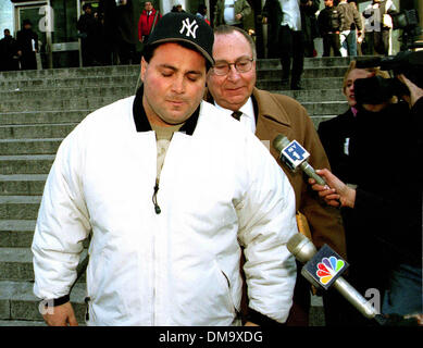 1. Februar 2000 - Queens, New York, USA - 020100 Queens neue York Carmine Agnello, Schwiegersohn des inhaftierten Gangsterbosses John Gotti, Ehemann von Autor Victoria Gotti und angeblichen Capo der Gambino-Familie, verlässt Supreme Court in Kew Gardens nach der Veröffentlichung von 2 Millionen Dollar Kaution auf '' unternehmungslustige Erpressung Gebühren. Er folgt seinem Anwalt Marvyn Kornberg. (Neil Schneider). NE Stockfoto