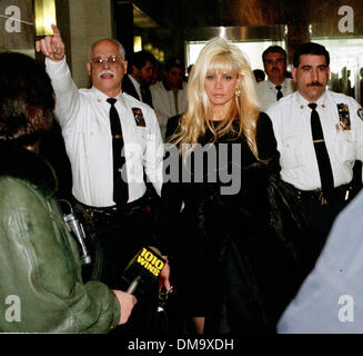 1. Februar 2000 - verlässt Queens, New York, USA - 020100 Queens neue York Victoria Gotti Agnello, Tochter des inhaftierten Gangsterbosses John Gotti & Frau des angeblichen Gambino Capo Carmine Agnello, Supreme Court in Kew Gardens nach Kaution Anhörung zur Freigabe ihres Mannes mit einer Ladung von der '' Enterprise Erpressung '' gehalten wurde mit einer 2 Millionen Dollar Kaution. (Neil Schneider). KREDIT-NEIL Stockfoto